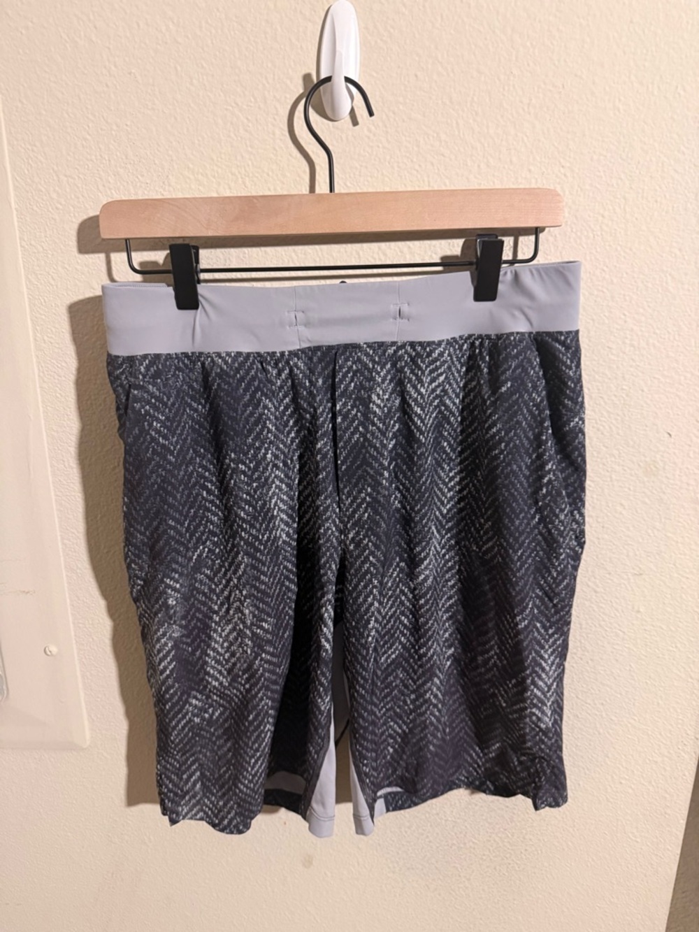 Lululemon Men’s Lined Running Shorts Gray Pattern Athletic Training Shorts